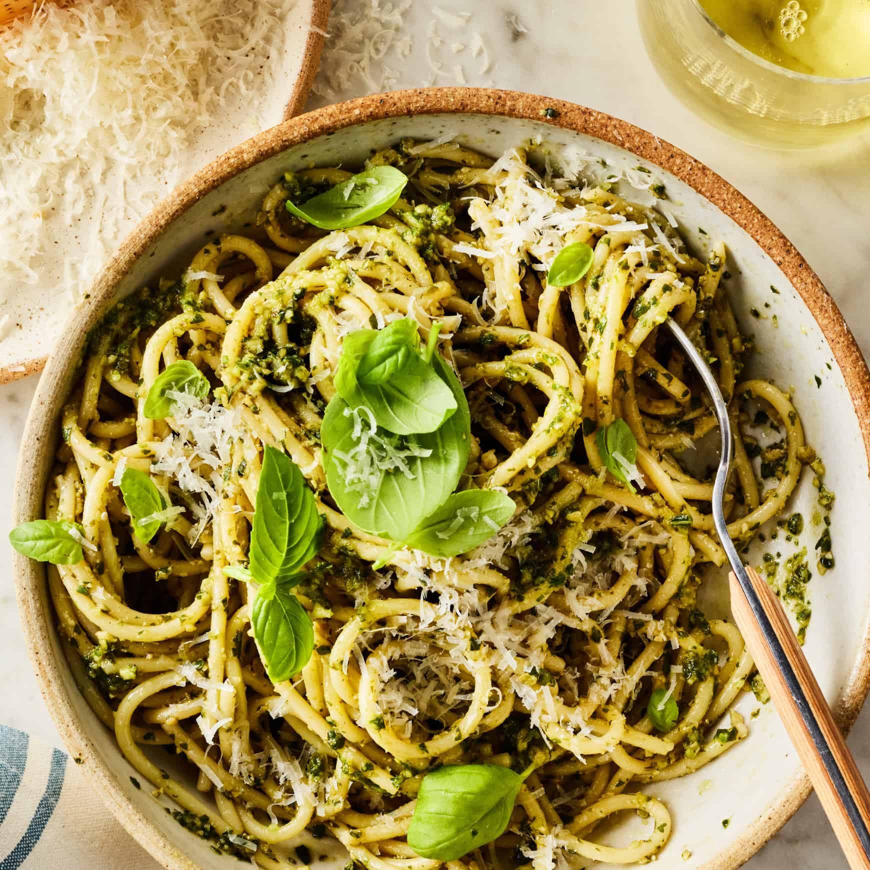 Makaroni ar tomātu-bazilika pesto